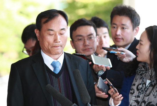 정동춘 전 K스포츠재단 이사장이 30일 오후 서울 서초동 중앙지검에 출석해 검찰 청사로 들어가며 취재진의 질문을 받고 있다